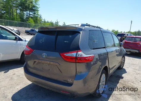 2017 Toyota Sienna Le 7 Passenger z USA, uszkodzony, nr VIN 5TDJZ3DC9HS166879